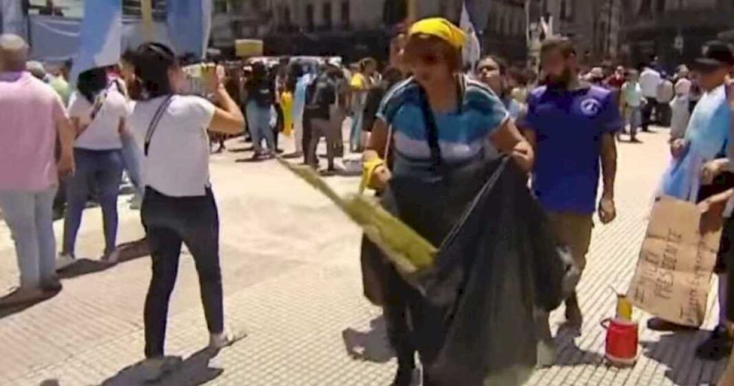 a-la-japonesa,-seguidores-de-javier-milei-limpiaron-la-plaza-de-mayo-y-del-congreso-despues-de-los-discursos