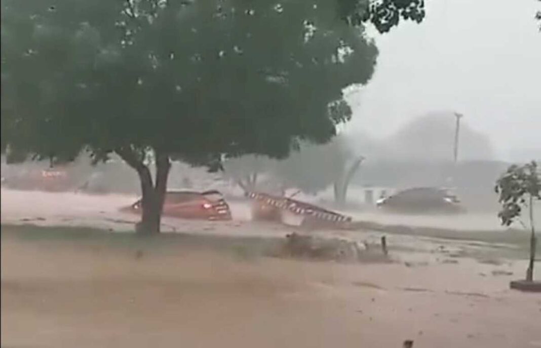 fuerte-tormenta-en-salta:-desbordes-de-arroyos,-calles-y-rutas-anegadas,-y-autos-arrastrados-por-el-agua