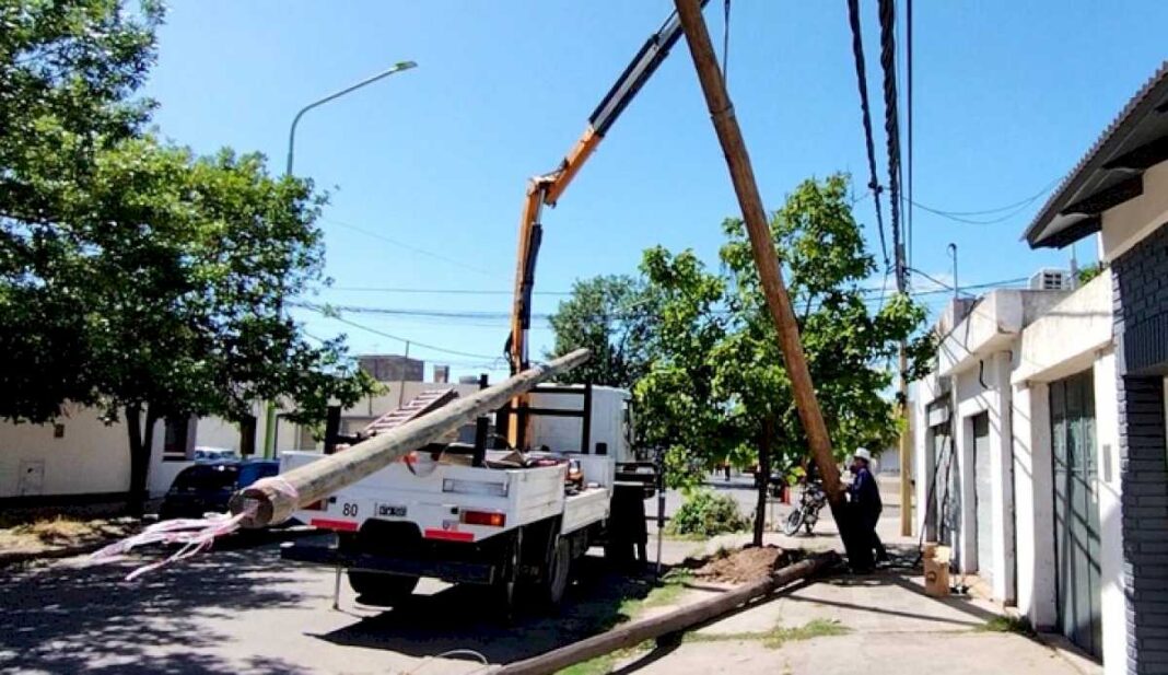 las-consecuencias-del-temporal-en-bahia-blanca:-aun-hay-gente-sin-luz-pero-estiman-que-el-90%-tendra-servicio-en-nochebuena