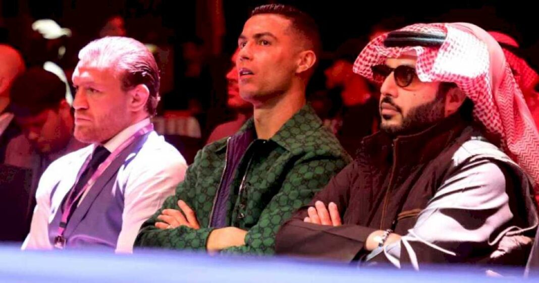 el-incomodo-momento-de-cristiano-ronaldo,-cara-a-cara-con-connor-mcgregor-viendo-boxeo-en-arabia