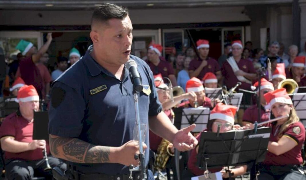 un-cabo-de-la-policia-de-cordoba-sorprendio-a-todos-como-tenor-en-un-concierto-navideno