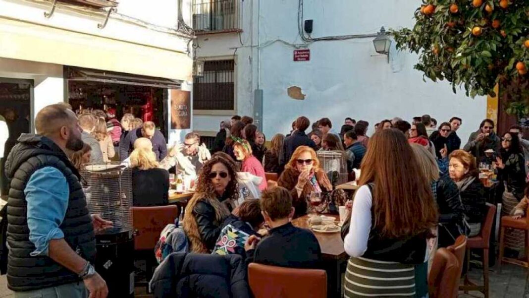 amigos-y-familias-disfrutan-en-cordoba-de-una-esplendorosa-tardebuena