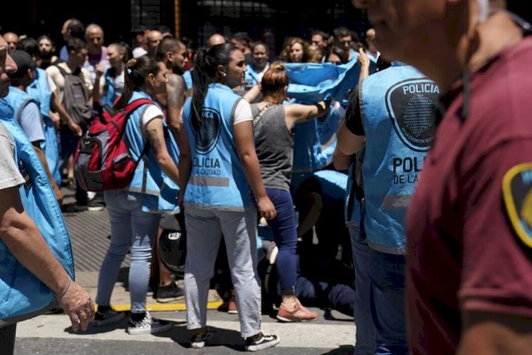 video:-el-momento-en-que-un-colectivo-embistio-a-un-policia-que-participaba-del-operativo-antipiquetes-por-la-marcha-de-la-cgt