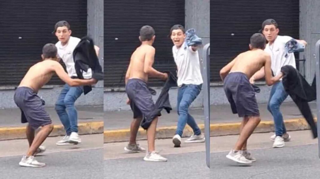 video:-dos-hombres-protagonizaron-una-feroz-pelea-a-facazos-en-el-medio-de-la-calle-en-pleno-constitucion