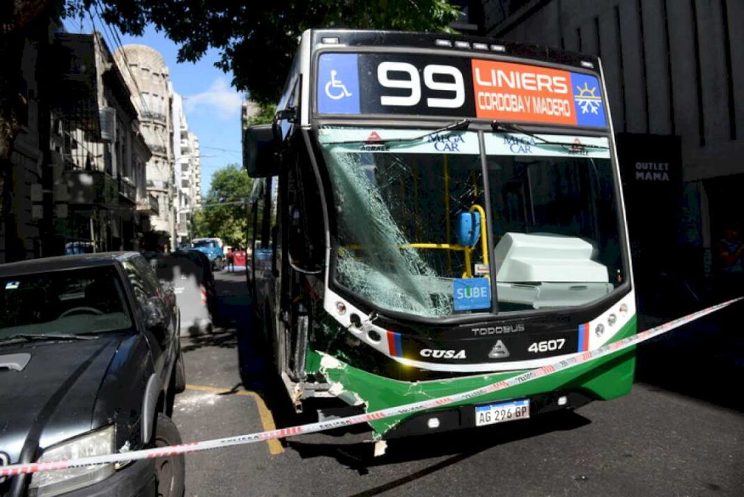 chocaron-un-camion-y-un-colectivo-en-balvanera:-hay-dos-muertos-y-cinco-heridos