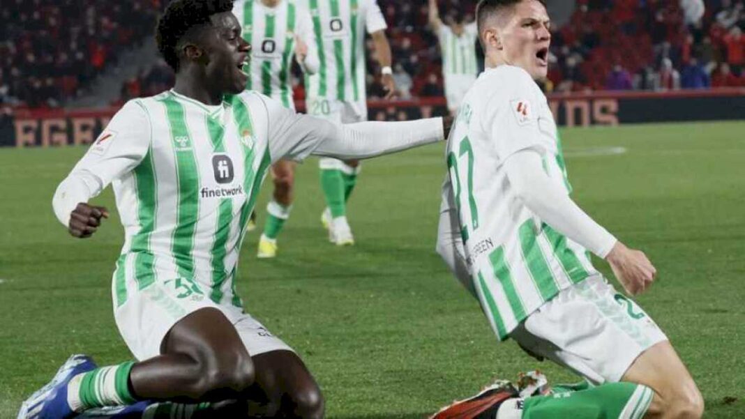 el-betis-se-engancha-a-la-lucha-por-europa-y-agrava-los-problemas-del-mallorca