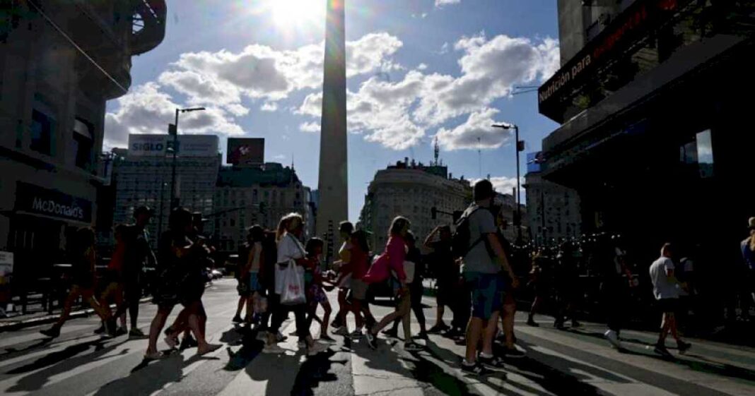 alerta-roja-por-calor-extremo-en-buenos-aires-y-otras-cinco-provincias:-las-maximas-llegaran-a-los-38-grados