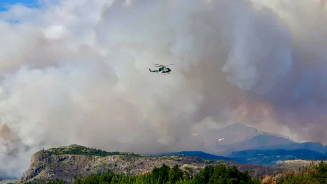 el-incendio-en-los-alerces-ya-consumio-mas-de-1800-hectareas:-cordoba-y-rio-negro-enviaran-brigadistas