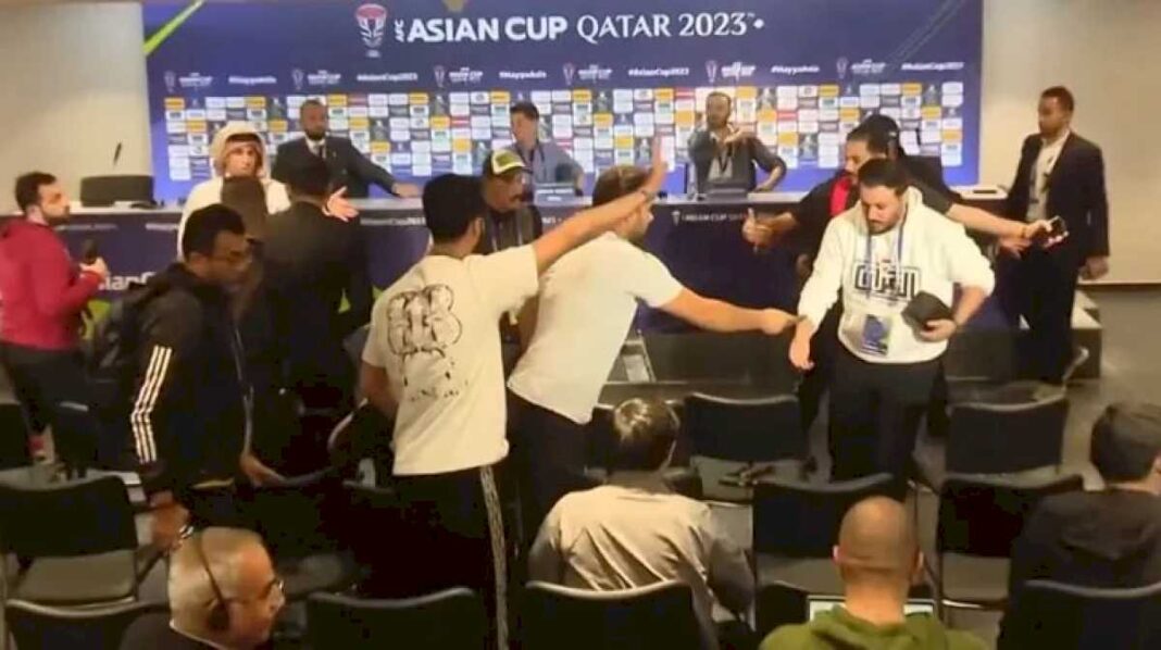 tension-en-la-copa-asia:-periodistas-intentaron-agredir-al-dt-de-la-seleccion-de-irak-en-plena-conferencia