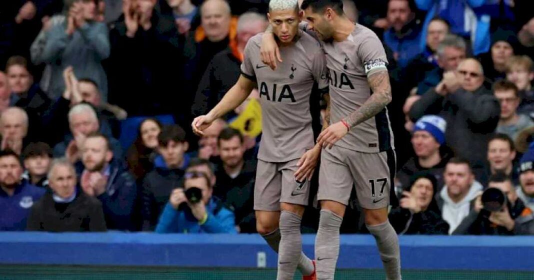 el-fallo-de-cuti-romero-que-le-dio-el-empate-agonico-al-everton-sobre-tottenham-y-que-un-rival-le-festejo-en-la-cara