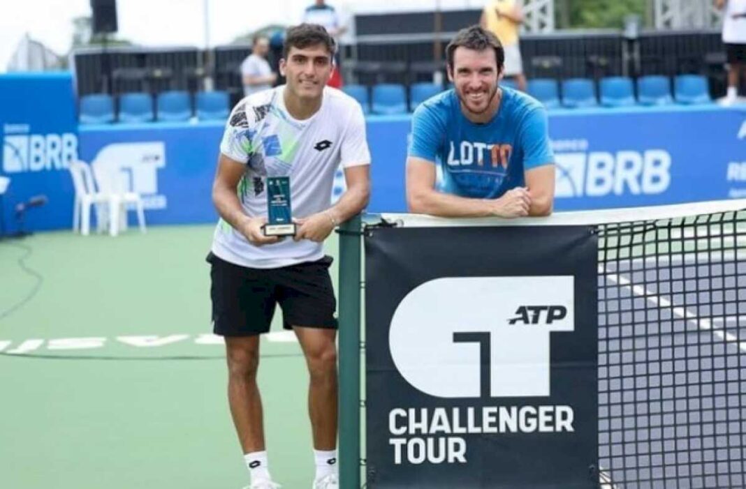 la-historia-de-roman-burruchaga,-el-hijo-del-campeon-del-mundo-que-vencio-al-peque-schwartzman-en-su-debut-en-el-circuito-atp