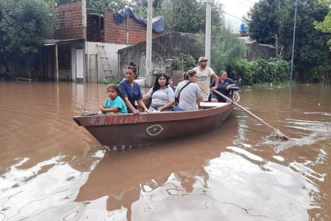 fuerte-crecida-del-rio-gualeguaychu:-cuadras-bajo-el-agua,-mas-de-100-familias-evacuadas-y-peces-nadando-en-la-calle