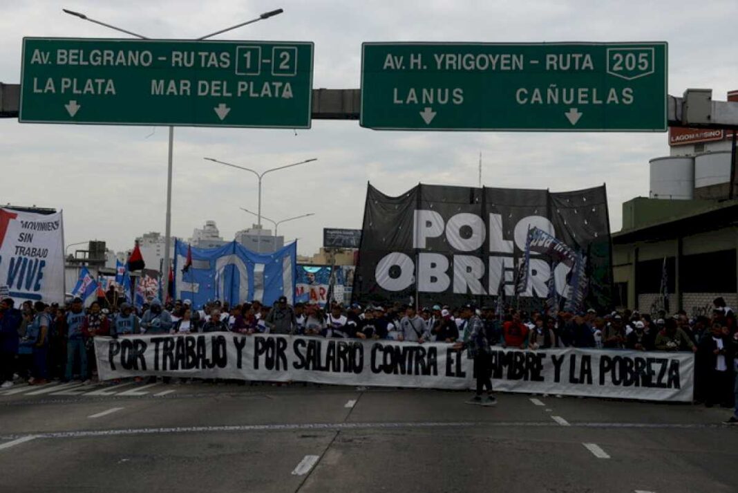 en-la-previa-del-piquetazo-nacional-contra-milei,-cortaron-la-costanera-frente-a-aeroparque-y-la-infanteria-libero-la-avenida