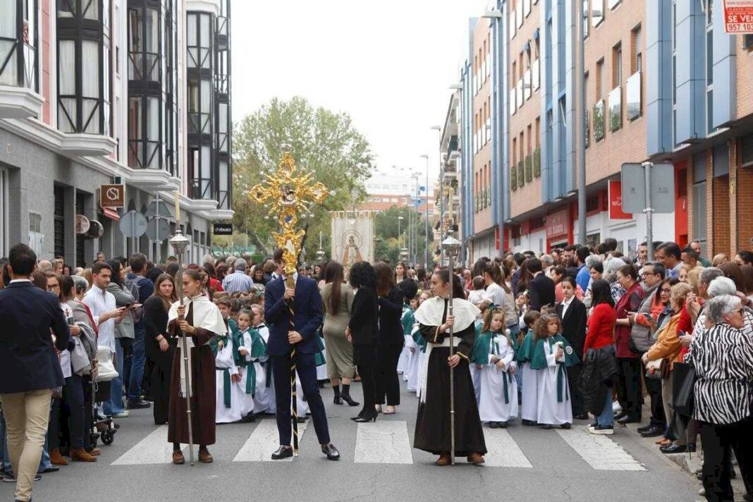 la-semana-santa-chiquita-de-los-escolares-llena-de-luz-y-devocion-el-viernes-santo-en-cordoba