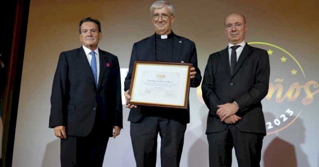 la-uade-le-otorgo-el-doctorado-honoris-causa-al-sacerdote-guillermo-marco