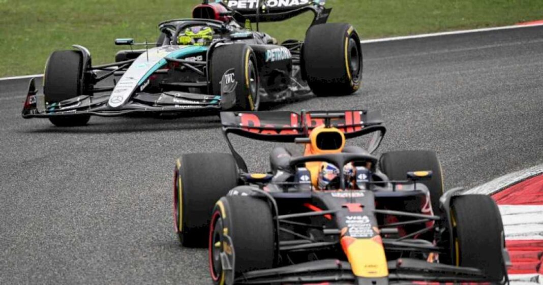 formula-1-en-china:-max-verstappen-arremetio-desde-atras-y-se-impuso-en-la-primera-carrera-sprint-del-ano