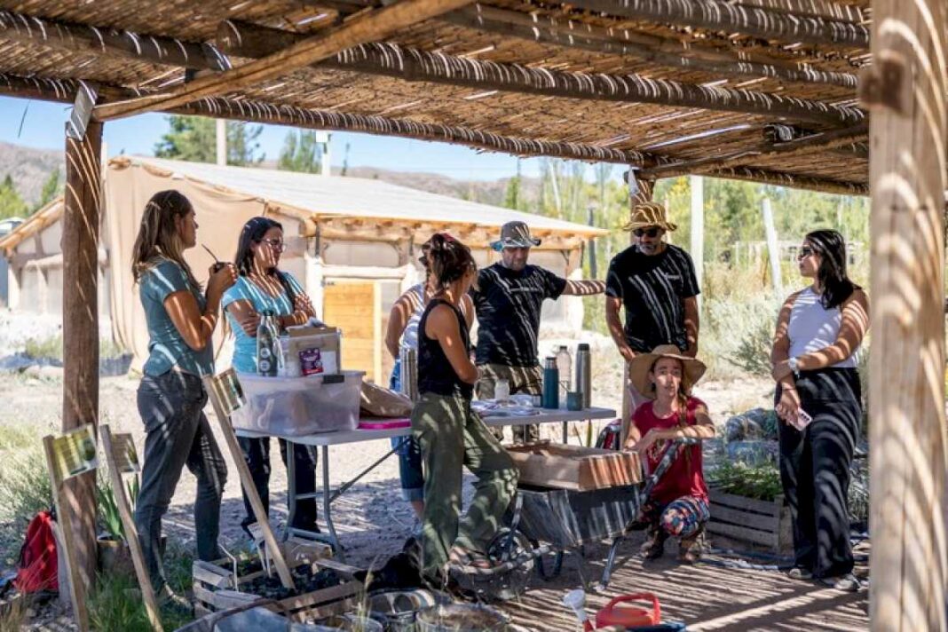 se-unieron-por-su-pueblo-arrasado-por-el-fuego-y-lograron-empezar-a-recuperar-los-cerros-quemados