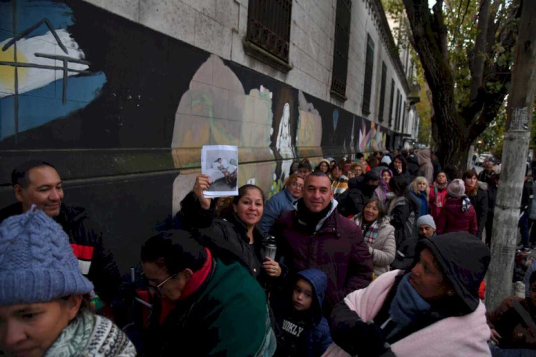 vinimos-por-un-milagro:-miles-de-personas-en-busca-de-la-bendicion-de-leda,-la-sanadora-rosarina-que-conovoco-una-multitud-en-santos-lugares