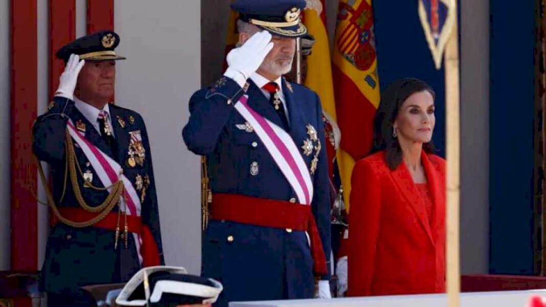 los-reyes-llegan-al-desfile-del-dia-de-las-fuerzas-armadas-en-oviedo