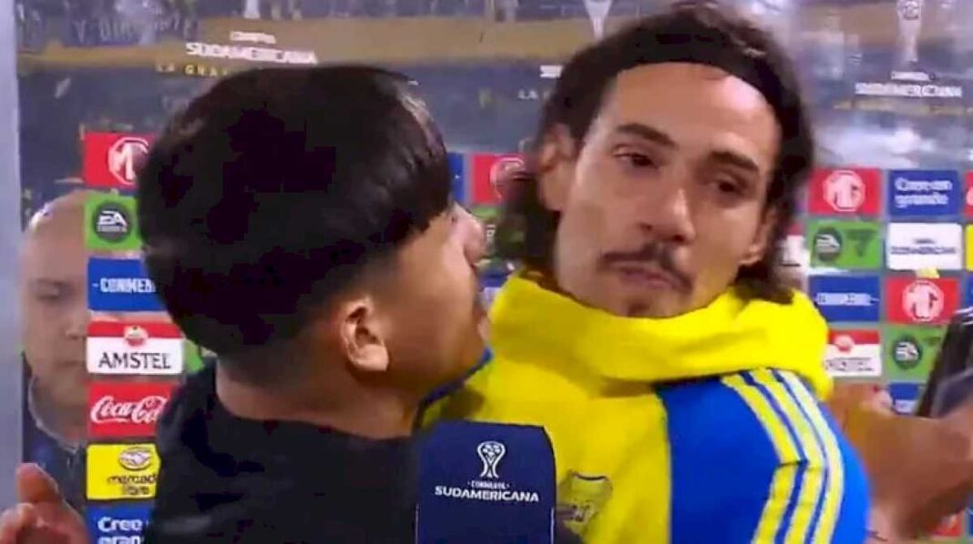 un-hincha-de-boca-entro-al-campo-de-juego-y-le-declaro-su-amor-a-edinson-cavani:-la-reaccion-del-uruguayo