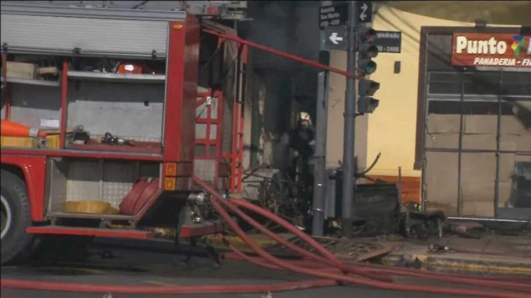 se-incendio-una-casa-en-villa-del-parque:-hay-tres-personas-heridas