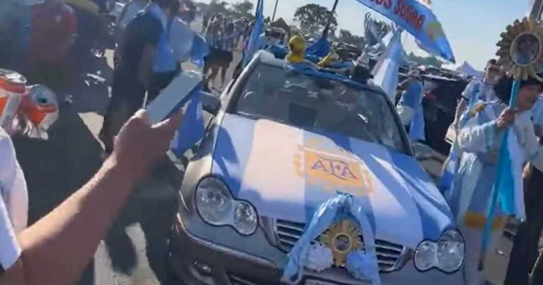 convirtio-su-auto-en-la-scaloneta-movil-y-revoluciono-la-previa-de-argentina-vs.-chile:-la-marea-albiceleste-copo-nueva-jersey