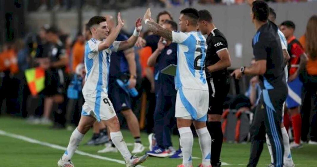 la-euforica-reaccion-de-julian-alvarez-en-el-gol-de-lautaro-martinez-que-le-dio-el-triunfo-a-argentina-ante-chile