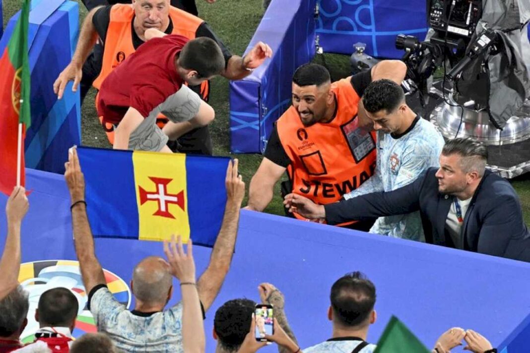 eurocopa-2024:-cristiano-ronaldo,-salvado-por-un-guardia-ante-un-fanatico-que-se-arrojo-desde-la-tribuna