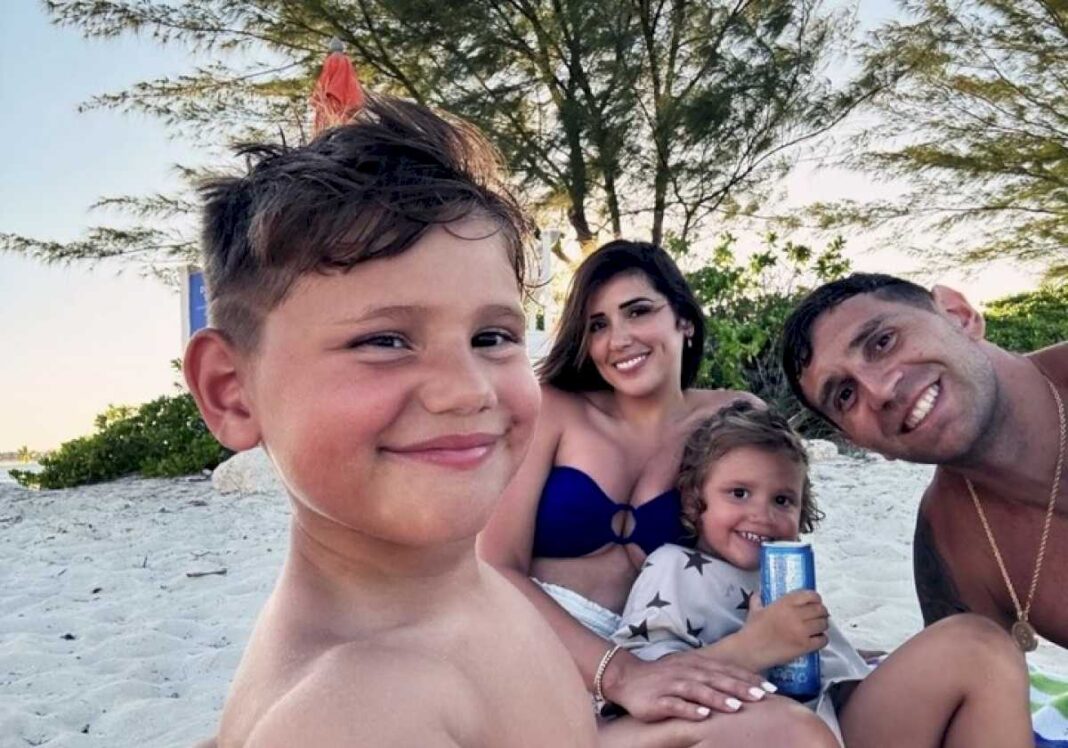 las-romanticas-vacaciones-del-dibu-martinez-con-su-familia-antes-de-la-copa-america