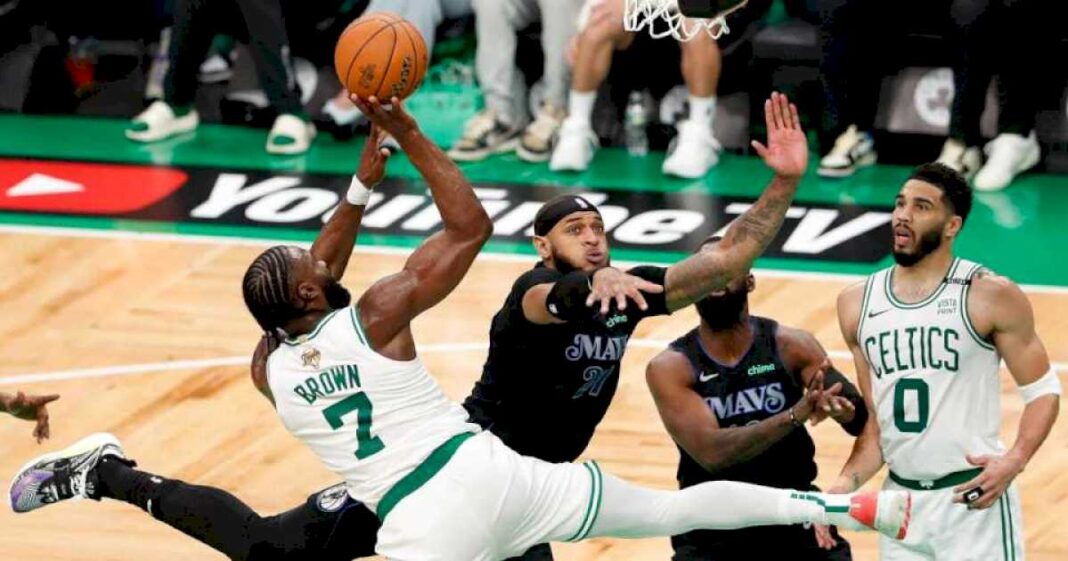 finales-de-la-nba:-boston-celtics-pasaron-por-arriba-a-dallas-mavericks-en-el-primer-capitulo-y-avisan-que-quieren-ser-campeones