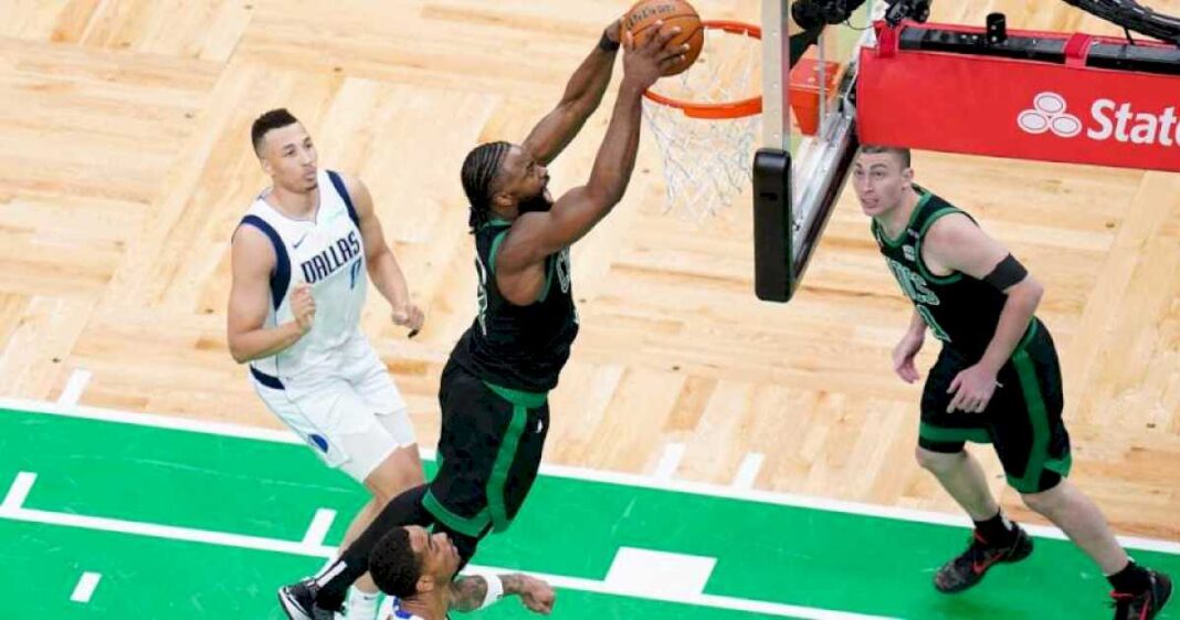 finales-de-la-nba:-boston-celtics-volvio-a-hacerse-fuerte-en-su-casa,-controlo-a-tiempo-a-doncic-y-se-escapa-de-dallas-mavericks