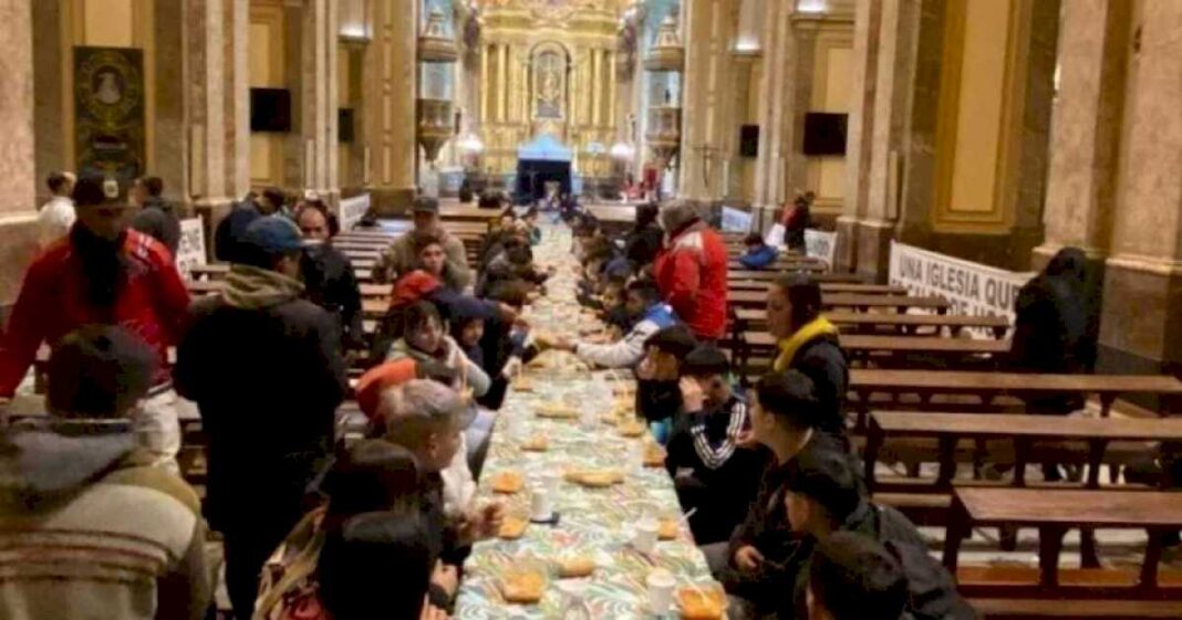 tras-la-polemica-con-el-gobierno,-la-iglesia-aclaro-que-no-armo-un-comedor-comunitario-en-la-catedral-portena