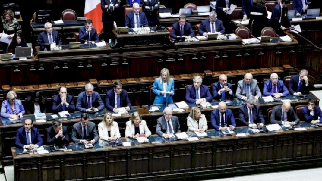 un-diputado-de-la-liga-italiana-golpea-en-la-cabeza-a-otro-del-m5s-en-la-camara-de-diputados