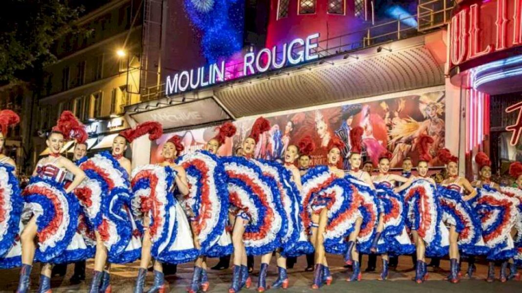 el-moulin-rouge-saca-el-cancan-a-la-calle-para-celebrar-sus-nuevas-aspas