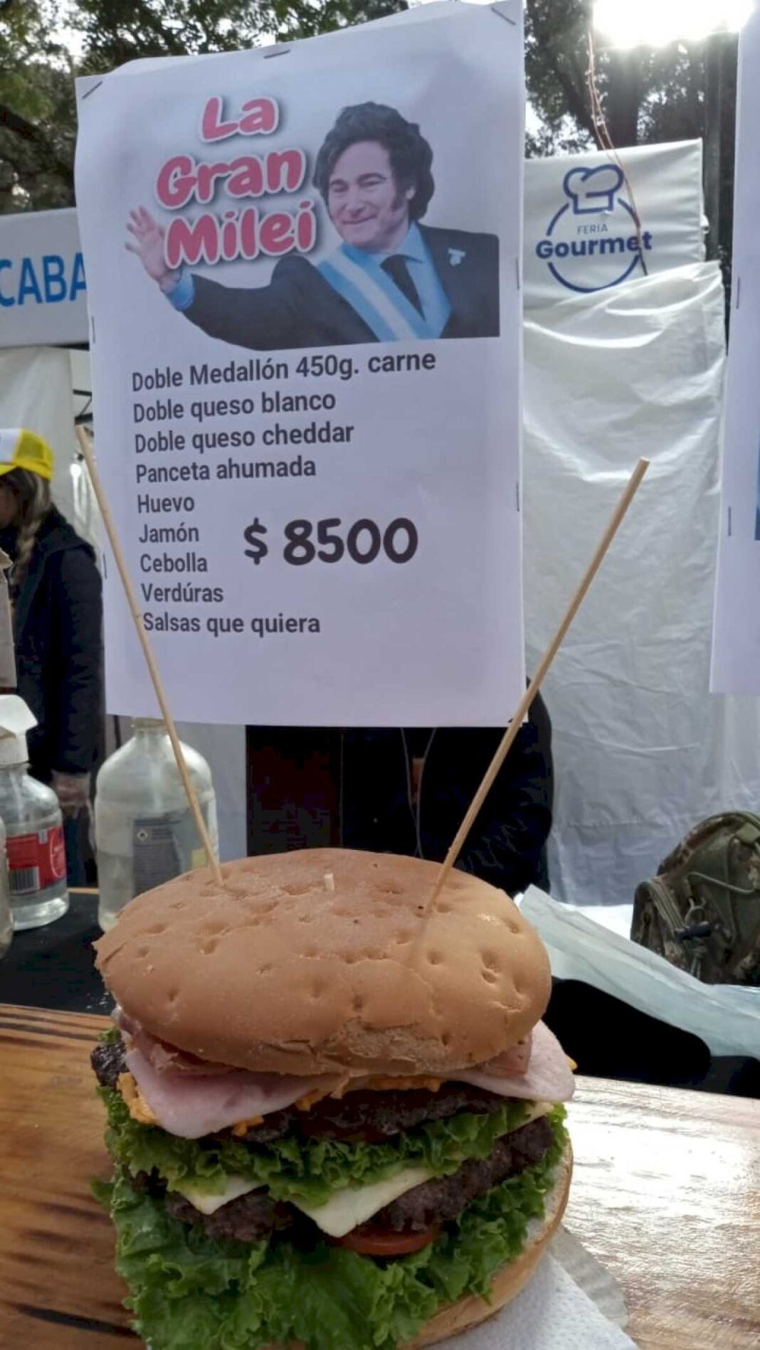 el-creador-de-la-hamburguesa-dedicada-a-javier-milei-cuenta-por-que-la-hizo-y-revela-su-receta:-es-con-jamon-pero-sale-sinpapasfritas