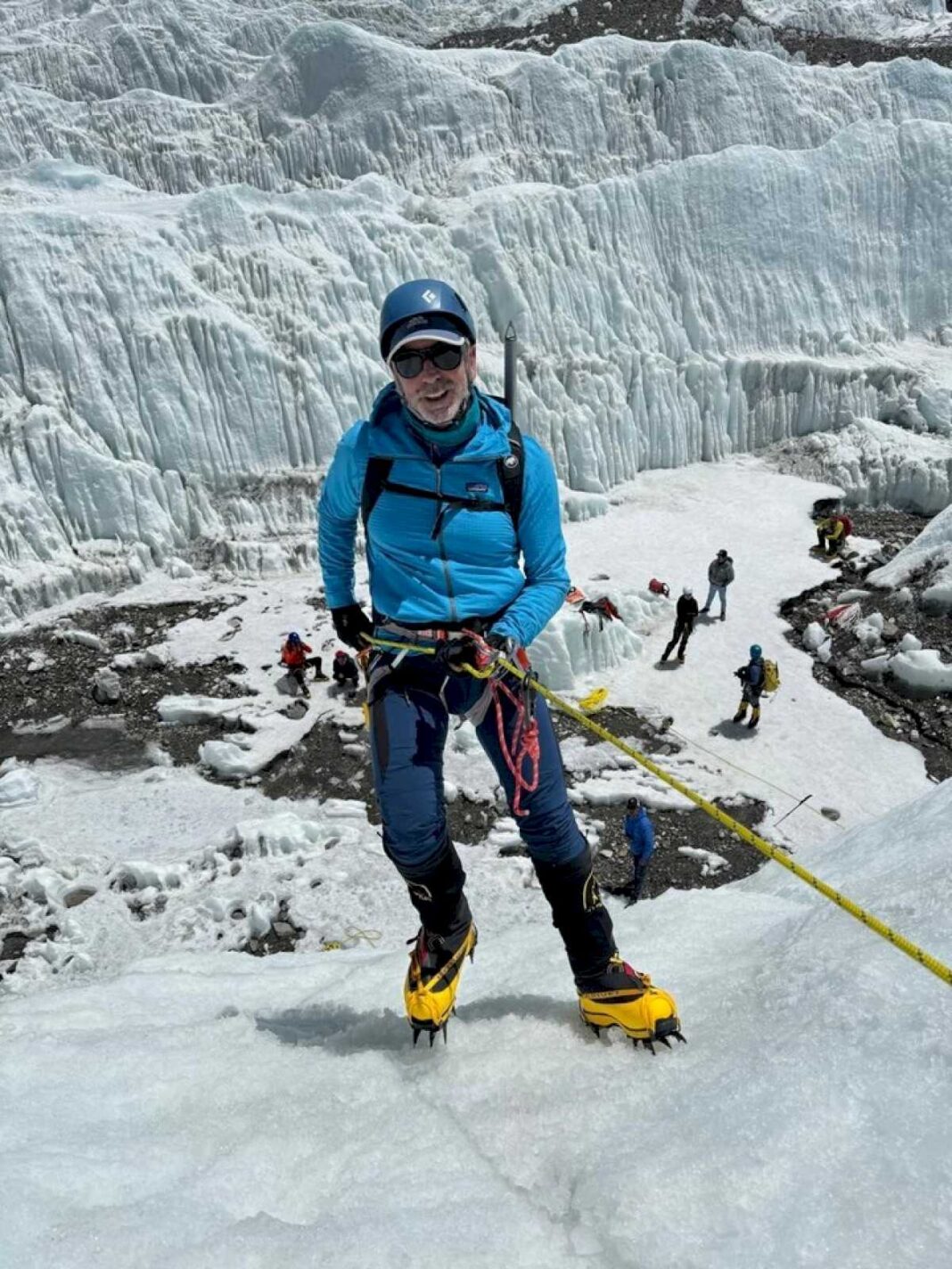 un-accidente-se-llevo-la-vida-de-su-companero-de-montana-y-subio-a-la-cima-del-everest-para-homenajearlo-en-el-dia-del-amigo