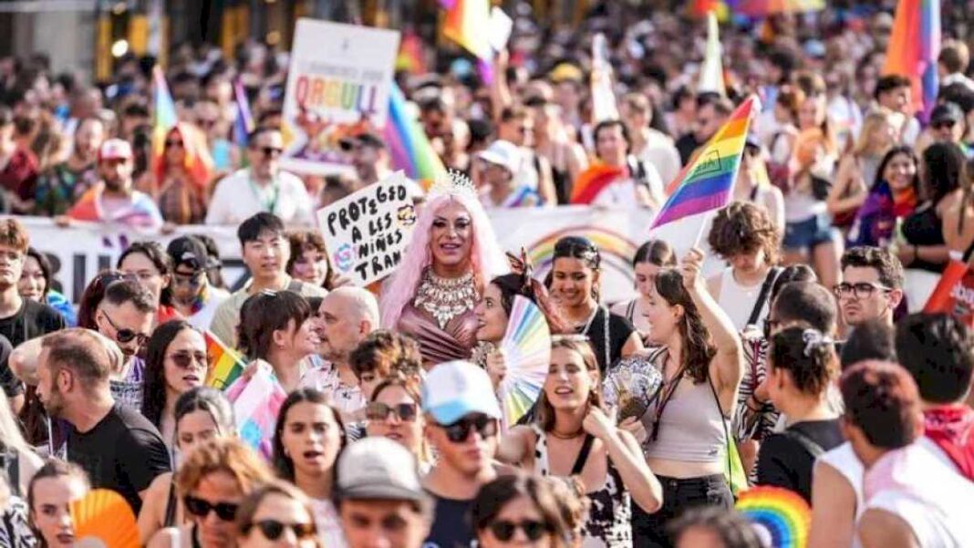 barcelona-desata-el-orgullo-en-un-desfile-multitudinario-del-pride:-las-personas-lgtbi-existimos-y-no-nos-vamos-a-ir