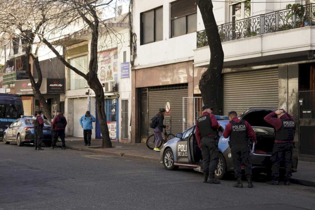 una-mujer-policia-baleo-a-una-ladrona-que-quiso-asaltarla-junto-a-dos-hombres-en-constitucion