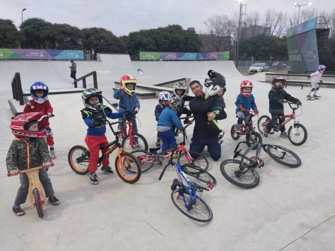 el-semillero-del-bmx:-quienes-son-los-chicos-que-vuelan-en-bicicleta-y-suenan-con-ser-como-el-maligno