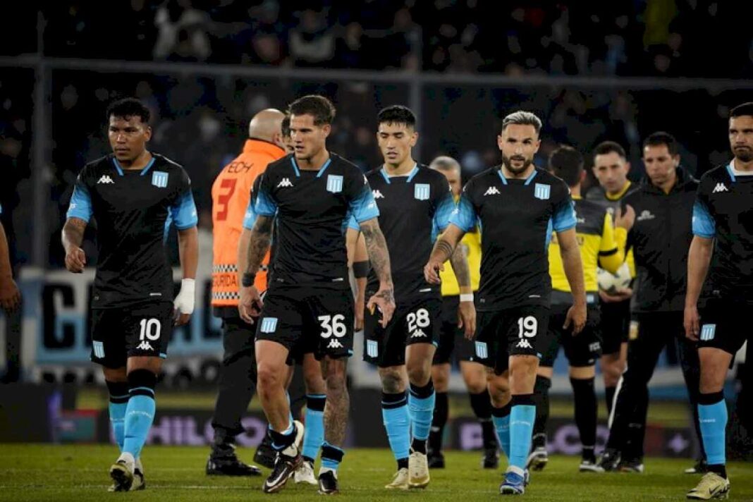 racing-es-un-mar-de-dudas:-costas-cuestionado-mete-cambios-frente-a-huachipato-por-sudamericana-y-todavia-no-se-sabe-donde-jugara-la-revancha