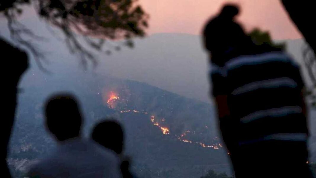 en-imagenes-|-una-ola-de-incendios-cerca-atenas