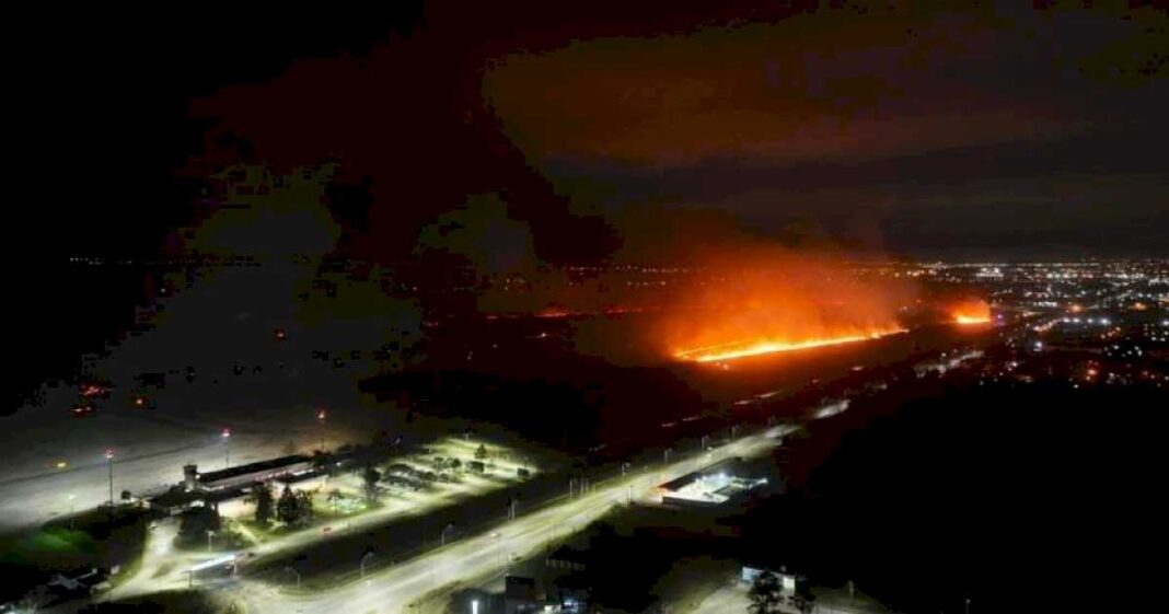 santa-fe:-impactantes-incendios-en-sauce-viejo-llegaron-hasta-las-cercanias-del-aeropuerto