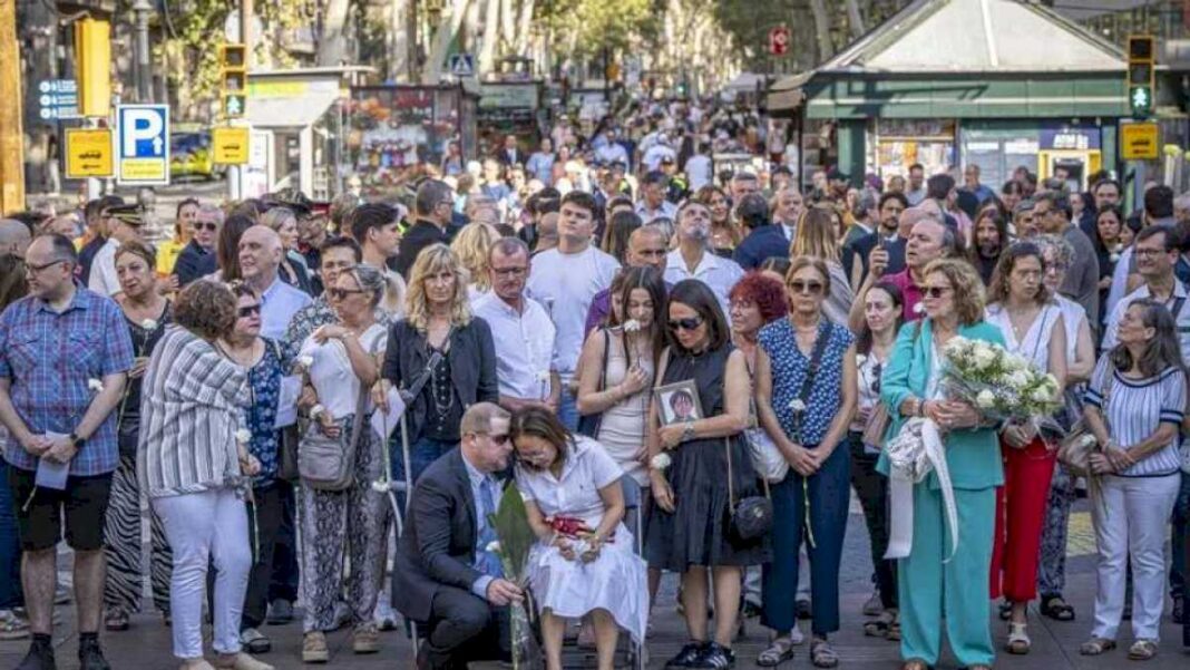 el-dolor-de-los-atentados-vuelve-a-la-rambla-siete-anos-despues