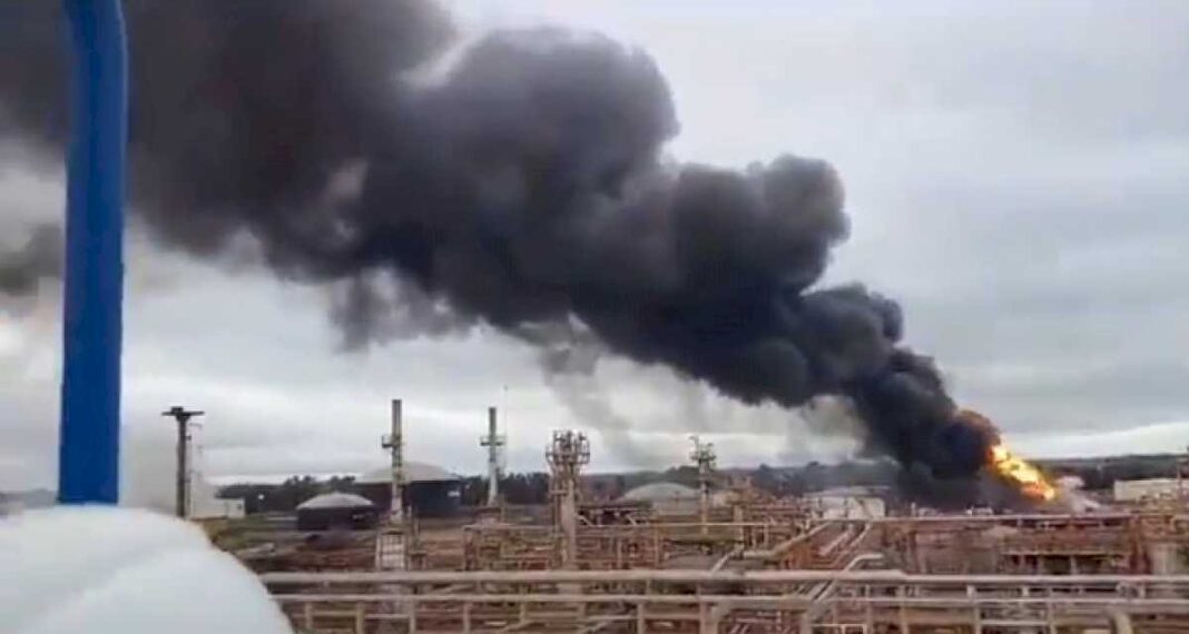 feroz-incendio-en-una-refineria-de-ypf-en-ensenada