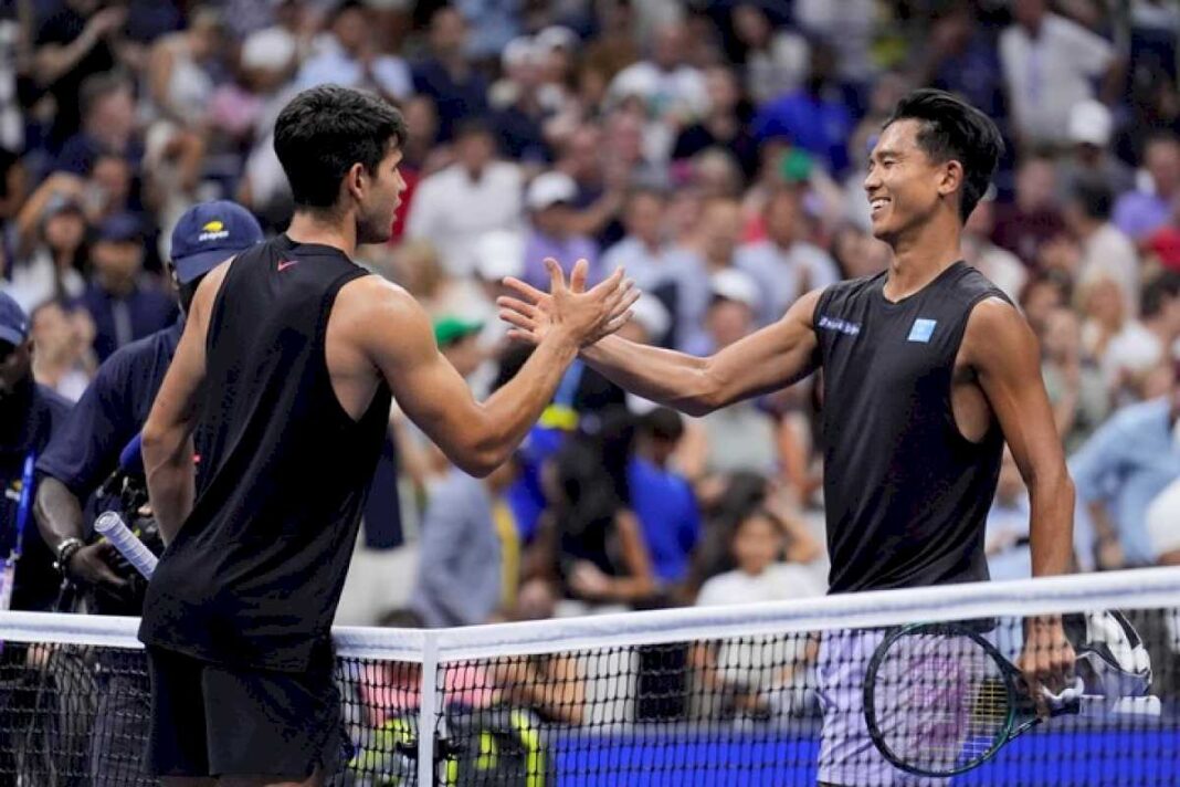 us-open:-carlos-alcaraz-reacciono-a-tiempo-en-su-debut-y-continua-imbatible-en-grand-slams