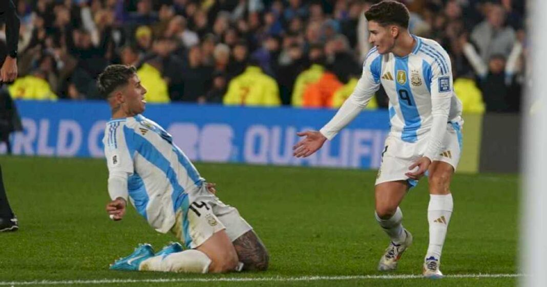 las-claves-de-la-goleada-de-argentina-vs-chile:-el-factor-clave-que-mejora-sin-messi,-la-conexion-entre-julian-y-lautaro-y-una-circulacion-a-puro-vertigo