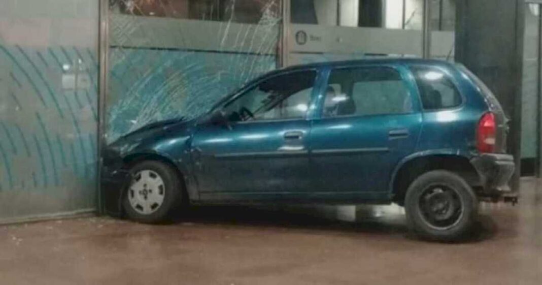 un-hombre-estrello-su-auto-contra-un-banco-en-rosario:-creen-que-le-negaron-un-credito