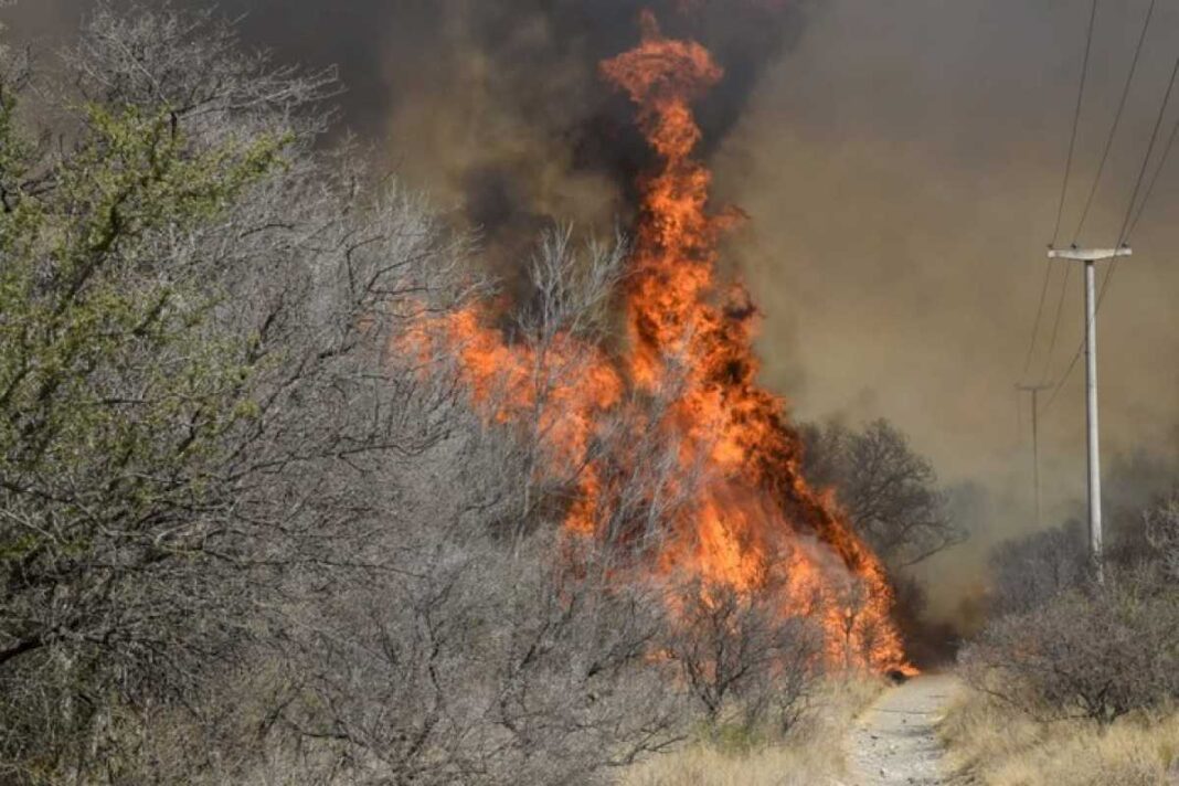 incendios-en-cordoba:-evacuaciones,-casas-quemadas-y-el-mapa-en-rojo-que-vislumbra-una-jornada-con-riesgo-extremo