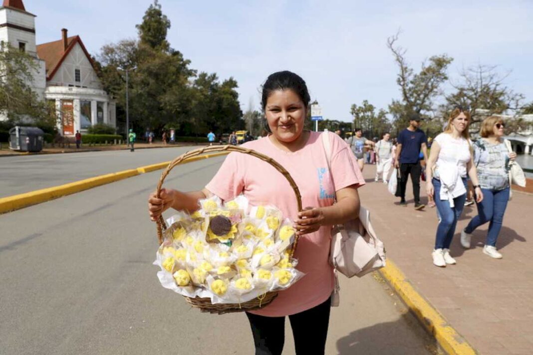 dia-de-la-primavera:-en-palermo,-mas-parejas-que-estudiantes-y-la-sorpresa-de-las-flores-amarillas