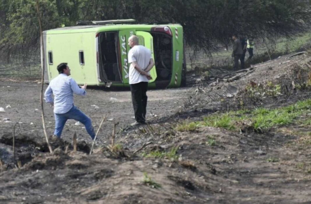 un-auto-choco-a-un-micro-y-lo-hizo-volcar-en-jujuy:-hay-cuatro-muertos